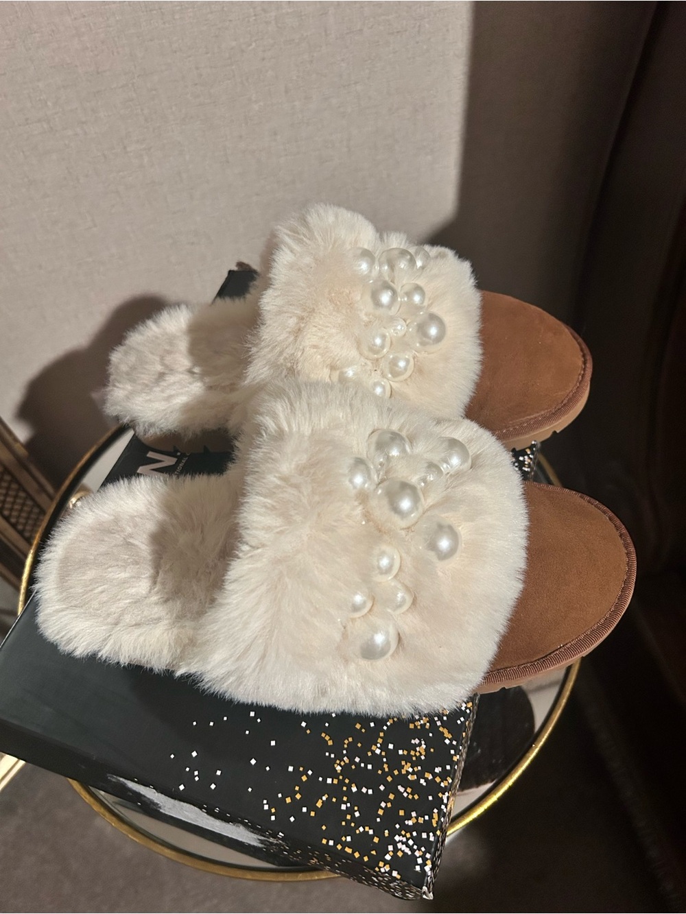 Suede and faux fur with large pearls mules